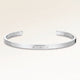 Bangle armbånd i sølv med indgraverede initialer og hjerter på ydersiden – personlig indgravering