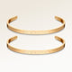 Kæreste-armbånd, par af to bar armbånd i guld med personlig indgravering, fra Mon Chou