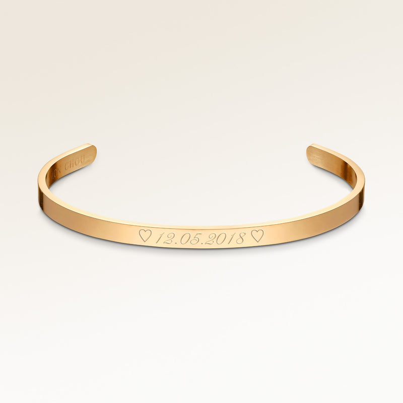 Bangle armbånd i guld med blank yderside, plads til personlig indgravering