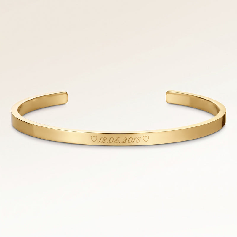 Bangle armbånd i guld med indgraveret dato og hjerter på ydersiden – personlig indgravering