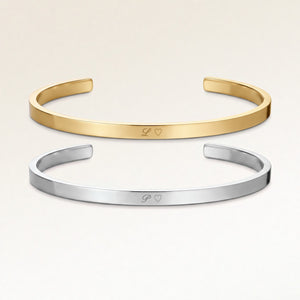 Kæreste-armbånd, par af to bangle armbånd i guld og sølv med indgraverede initialer og hjerte, fra Mon Chou