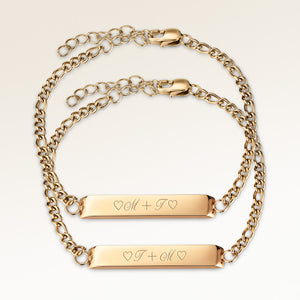 Veninde-armbånd, par af to bar armbånd i guld med personlig indgravering, fra Mon Chou