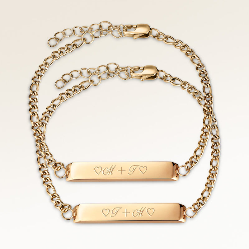 Veninde-armbånd, par af to bar armbånd i guld med personlig indgravering, fra Mon Chou