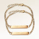 Veninde-armbånd, par af to bar armbånd i guld med personlig indgravering, fra Mon Chou
