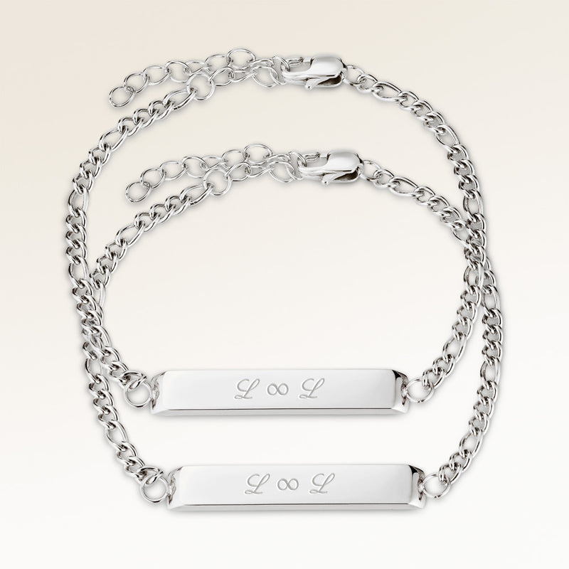 Veninde-armbånd, par af to bar armbånd i sølv med personlig indgravering, fra Mon Chou