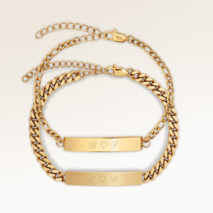 Kæreste-armbånd, par af to bar armbånd i guld med personlig indgravering, fra Mon Chou