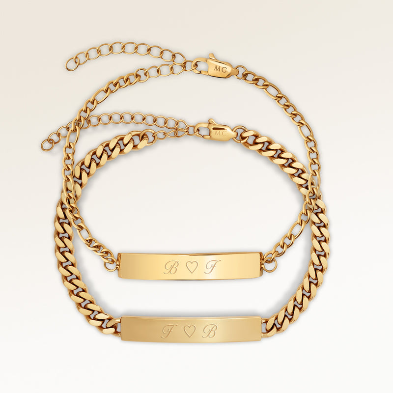 Kæreste-armbånd, par af to bar armbånd i guld med personlig indgravering, fra Mon Chou