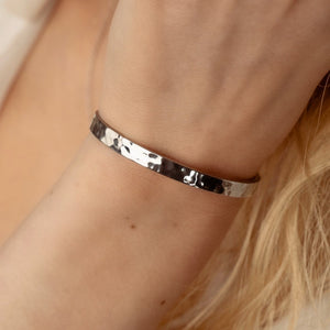 Veninde-armbånd, par af to bangle armbånd i sølv med personlig indgravering, fra Mon Chou