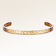 Bangle armbånd i guld og sølv med blank yderside og bølget overflade, plads til personlig indgravering