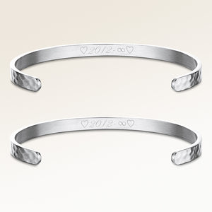 Veninde-armbånd, par af to bangle armbånd i sølv med personlig indgravering, fra Mon Chou