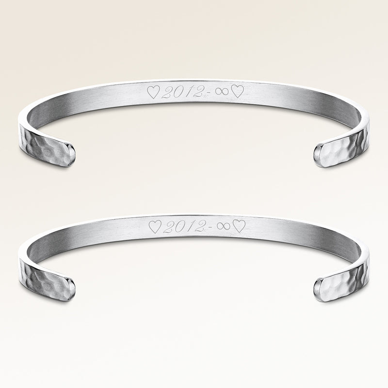 Veninde-armbånd, par af to bangle armbånd i sølv med personlig indgravering, fra Mon Chou