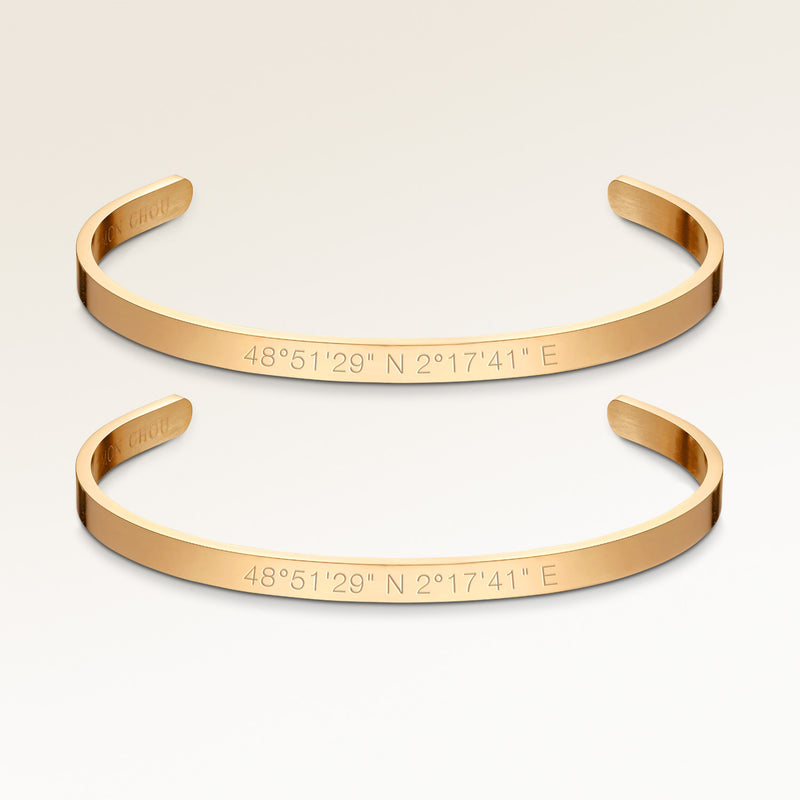 Kæreste-armbånd, par af to bar armbånd i guld med personlig indgravering, fra Mon Chou