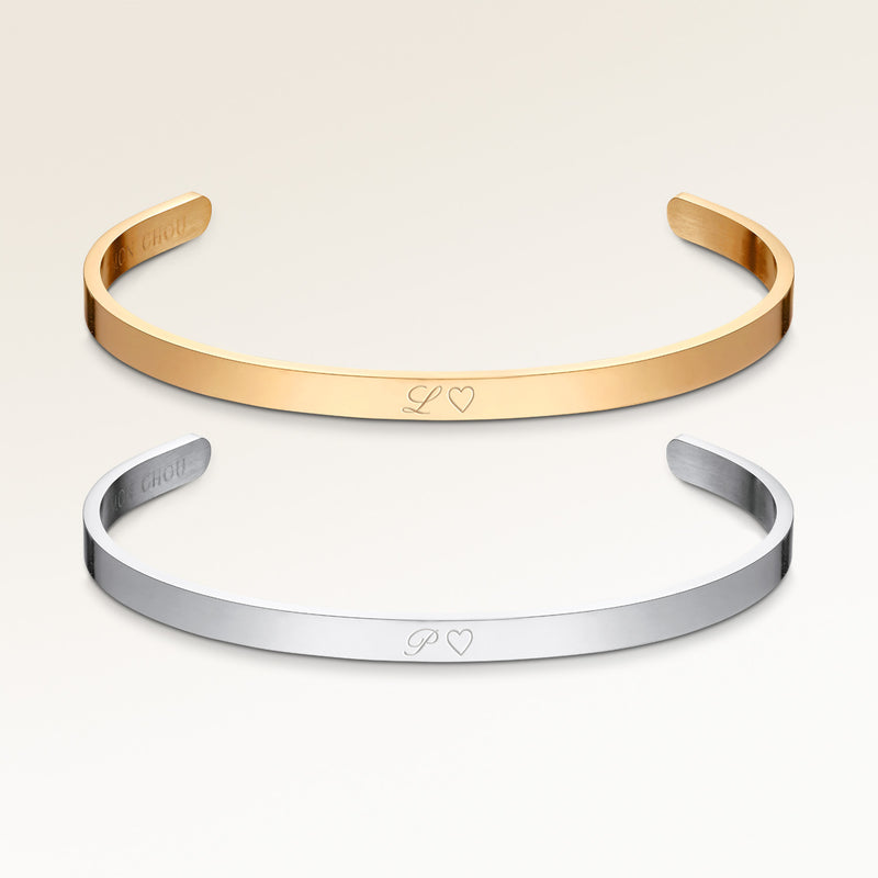 Kæreste-armbånd, par af to bar armbånd i guld og sølv med personlig indgravering, fra Mon Chou