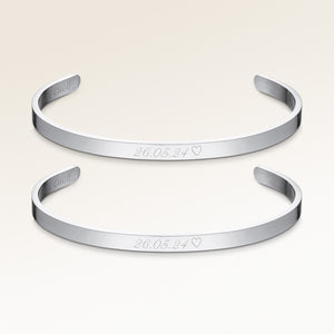 Kæreste-armbånd, par af to bar armbånd i sølv med personlig indgravering, fra Mon Chou